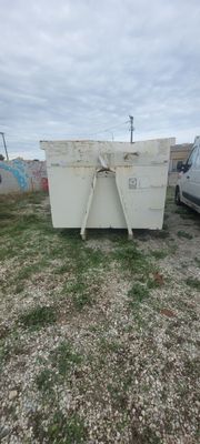 deux poubelles posées par terre