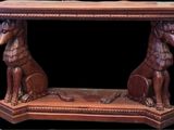 une table en bois sur laquelle se trouvent un chien et un chat