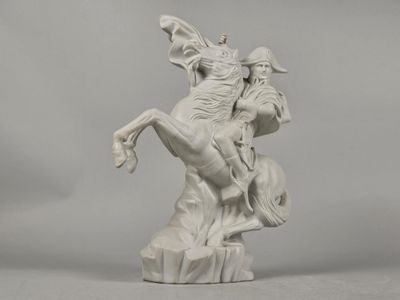 statue représentant un homme à cheval, sur laquelle est monté un cavalier