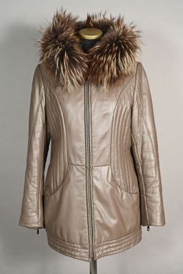 GUEST. Veste en cuir taupe à capuche gansée de fourure, ferm…