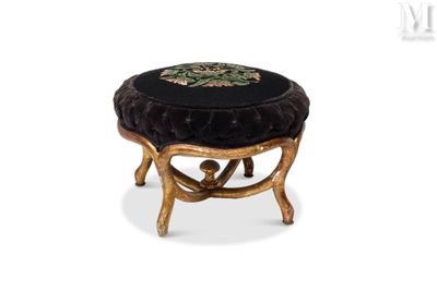une image représentant un tabouret sur lequel est posé un coussin noir