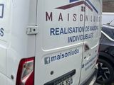 une camionnette garée sur le côté de la route