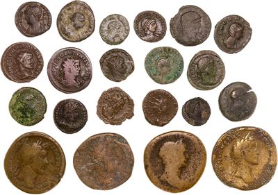 une collection de pièces de monnaie romaines antiques, parmi lesquelles figure le portrait d'une femme