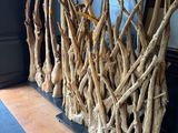 un gros tas de bois flotté près d'une cheminée