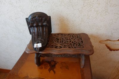 une petite table en bois surmontée d'une tête d'éléphant