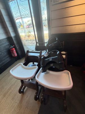 deux chaises hautes pour bébés au milieu de la pièce