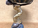 statue en bronze représentant une femme portant un bol sur la tête