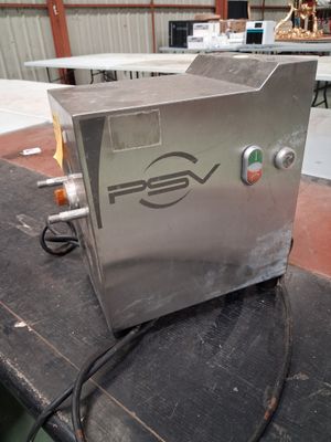 une machine posée sur une table