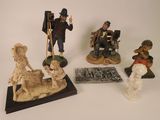 de nombreuses figurines posées sur une table