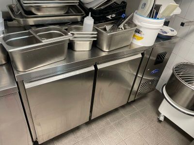 de nombreux plats posés sur le plan de travail de la cuisine
