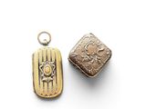 deux pendentifs plaqués or représentant un oiseau et un autre oiseau
