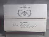 deux cartons de vin posés l'un à côté de l'autre sur une table