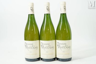 trois bouteilles de vin posées sur une table l'une à côté de l'autre