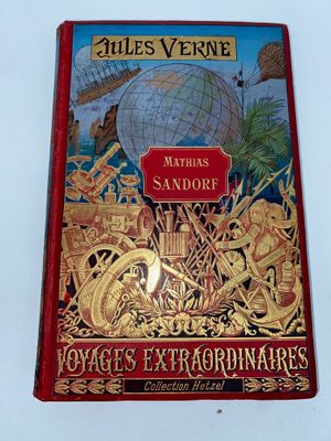 un livre posé sur une table