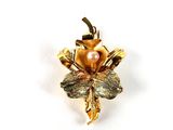 Broche en forme de fleur, couleur or jaune, ornée de perles et de feuilles