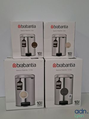 trois boîtes de cafetières Brabantia posées sur une table