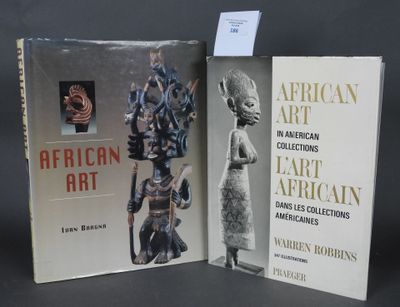 Deux livres sur l'art africain et une œuvre d'art africaine sont posés sur une table