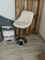 Paire de tabourets de bar en simili cuir blanc capitonné à p… (photo 2)