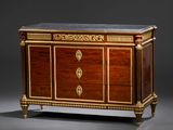une commode ancienne avec un plateau en marbre et des garnitures dorées