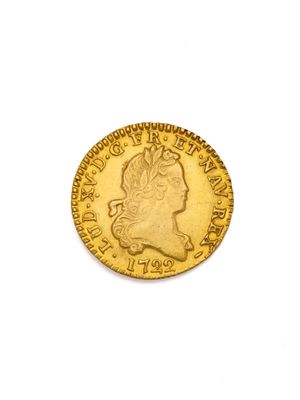 gros plan d'une pièce d'or sur une surface blanche