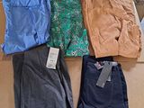 quatre paires de pantalons dans une boîte posée par terre