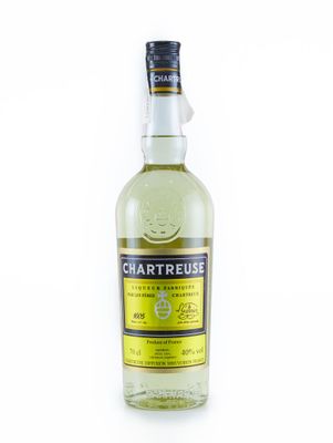 une bouteille de liqueur de citron Chartreuse sur fond blanc