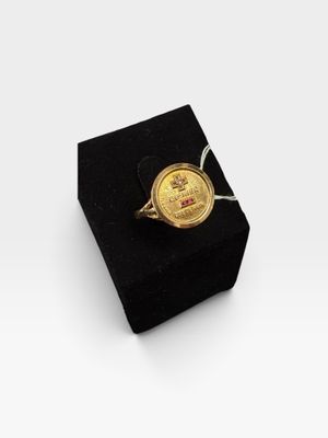 une image représentant une bague en or sur laquelle figure le portrait d'un homme