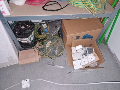 Contenu de l'étagère comprenant : fils électriques, niveaux,…
