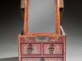 une petite boîte en bois surmontée d'un miroir