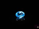 un gros plan d'une boule de cristal bleue posée sur une surface noire