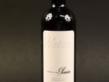 la bouteille de vin est posée sur une surface noire