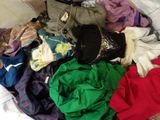 une pile de vêtements sur un lit