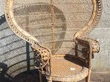 une chaise en osier posée sur le trottoir