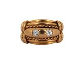 gros plan d'une bague en or ornée de deux diamants
