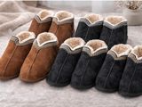 quatre paires de pantoufles en peau de mouton pour femme posées sur un lit