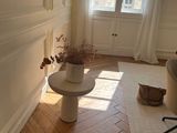 une pièce dans laquelle se trouvent une chaise et une table