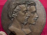 deux têtes, celle d'un homme et celle d'une femme, sur une plaque