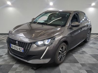 la voiture grise est garée sur un sol en damier dans le garage