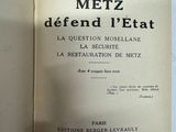 un livre ouvert à une page où figure l'image d'un chat