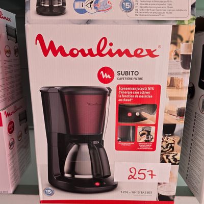 une boîte de cafetière posée sur une étagère