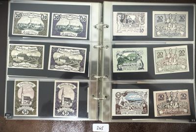 beaucoup de timbres rangés dans un album posé sur une table