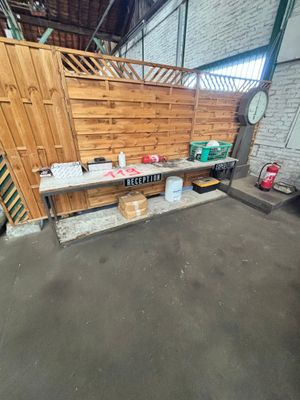 une photo d'une pièce dont le sol est recouvert de bois