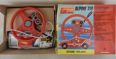une boîte contenant une petite voiture et un volant