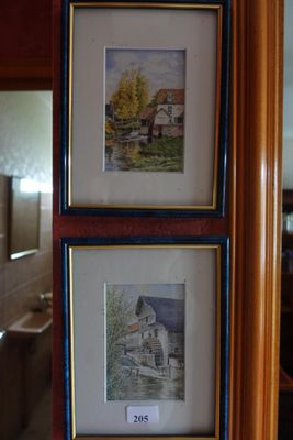 deux photos encadrées accrochées au mur d'une salle de bains