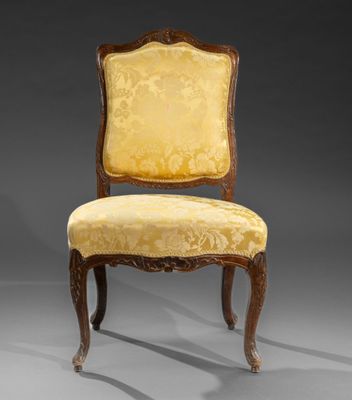 une chaise avec une assise rembourrée jaune et un piètement en bois