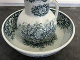une photo représentant un pichet et une soucoupe posés sur une table