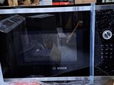 un micro-ondes qui se trouve dans un carton posé par terre
