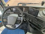 un volant et un tableau de bord de véhicule équipé d'un siège bleu