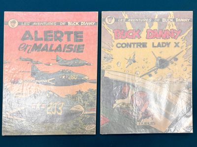 deux livres posés sur une table bleue