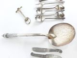 beaucoup de cuillères en argent et de cuillères sur la table